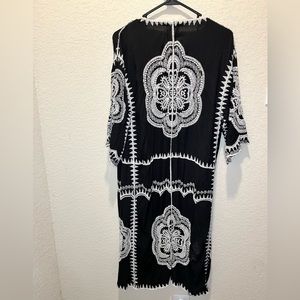 Altar’d state  
Great condition 
Embroidered kimono